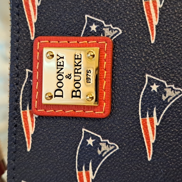 NWT NEW ENGLAND PATRIOTS DOONEY & BOURKE Wristet - Picture 2 of 3